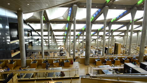 Innenraum-Der-Bibliothek-Des-Universitätshauses-Alexandria-In-Ägypten