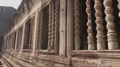 Spaziergang-Vor-Zerbrochenen-Fenstern-Im-Angkor-Wat-Tempel-In-Kambodscha