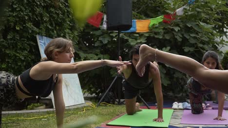 Menschen,-Die-Gemeinsam-Yoga-Im-Freien-In-Der-Grünen-Natur-Praktizieren-Und-Ihren-Körper-Dehnen,-Lima,-Peru