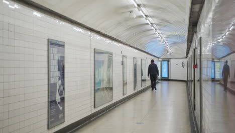 Ruhige-Rolltreppe-In-Der-Londoner-U-Bahn-Station-In-Der-Covid-19-Coronavirus-Pandemie-Sperre-In-England,-Großbritannien,-Verlassen,-Ohne-Menschen-Zur-Hauptverkehrszeit