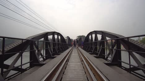 Puente-Ferroviario-Sobre-El-Río-Kwai,-Tailandia