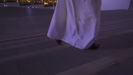 Omanisches-Männchen,-Das-Nachts-Die-Treppe-Neben-Der-Großen-Sultan-Qabus-Moschee-Hinaufgeht