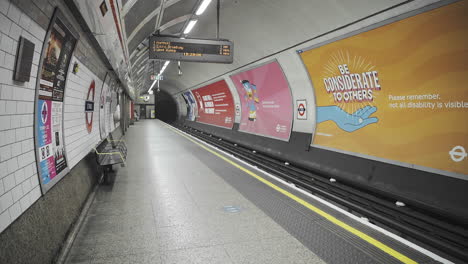 Tren-Subterráneo-De-Londres-En-La-Pandemia-De-Bloqueo-Del-Coronavirus-Covid-19-En-Inglaterra,-Reino-Unido-Mostrando-La-Estación-De-San-Pablo-Vacía,-Tranquila-Y-Desierta-Sin-Gente-En-La-Plataforma