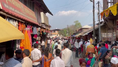 Scene-In-A-Local-Market-In-Trimbakeshwar,-India-With-Crowd-Of-People-On-The-Street-In-The-Afternoon