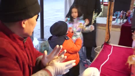 Kinder-Spielen-Mit-Ihren-Handgefertigten-Süßigkeitentieren-Auf-Einem-Kleinen-Markt-In-Der-Wasserstadt-Gubei,-Peking,-China,-Während-Einer-Chinesischen-Neujahrsfeier