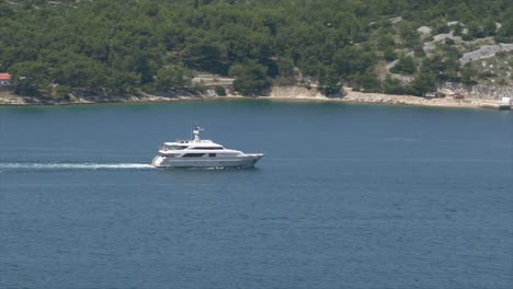 Steady-Shot-Zeitlupe-Einer-Yacht,-Die-Durch-Das-Ruhige-Wasser-Des-Sibenik-Fjords-In-Kroatien-Segelt