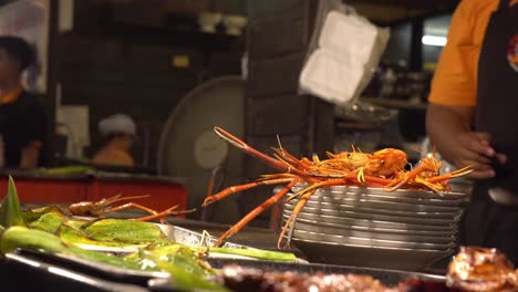 Fischrestaurant-Am-Nachtmarkt,-Thailand,-Ausgestellte-Krabben-Und-Grill