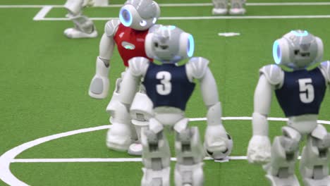 Nao-Robots-Jugando-Al-Fútbol-Y-Cayendo-En-El-Torneo