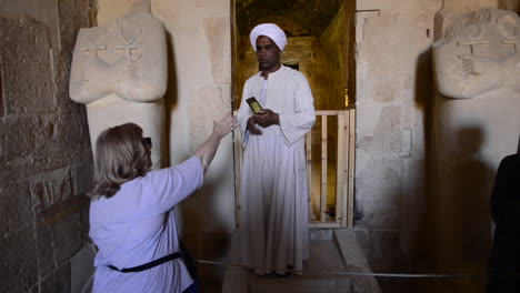 Un-Egipcio-Se-Toma-Un-Selfie-Para-Un-Turista-En-El-Templo-De-La-Reina-Hatshepsut-En-El-Valle-De-Los-Reyes,-Egipto