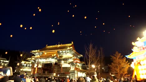 Celebración-Del-Nuevo-Año-Chino-2020-De-Gubei-Water-Town,-Drones-Vuelan-Linternas-Artificiales-Hacia-El-Cielo-Para-Conmemorar-Una-Actividad-Tradicional-En-La-Cultura-China