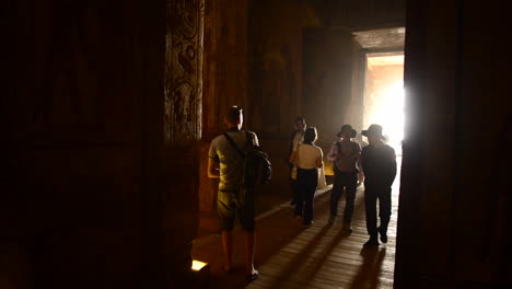 Turistas-Caminando-Dentro-Del-Templo-De-Abu-Simbel