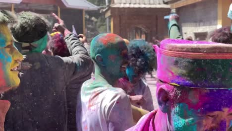 Fröhliche-Menschen-Feiern-Das-Holi-Hindu-Fest-Im-Dorf-Sangla,-Spiti-Tal,-Himachal-Pradesh,-Indien