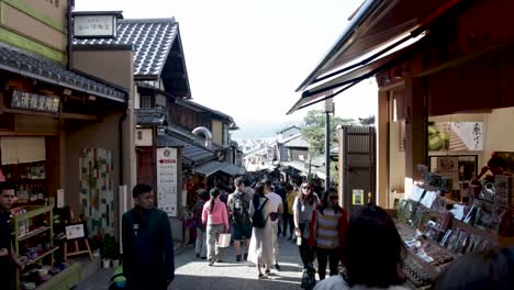 Distrito-De-Ghion---Turistas-Caminando-Por-Las-Tiendas-De-Kioto