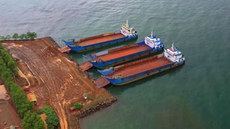 Flottille-Von-Bergbauschiffen,-Die-Nickel-Von-Sumitomo-Bei-Taganito-Claver-Transportieren