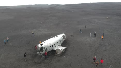 tourist-film-shot-and-watch-at-the-most-famous-flight-in-iceland-U