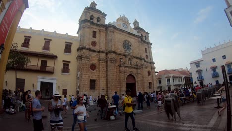 Eine-Alte-Kirche-Aus-Backsteinen-In-Der-Altstadt-Von-Cartagena-De-Indias,-Kolumbien