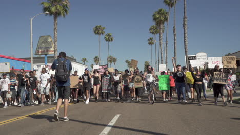 Vorderansicht-–-Entgegenkommende-Menge-Von-Demonstranten,-Die-In-Kalifornien-Zur-Unterstützung-Von-Black-Lives-Matter-Marschieren