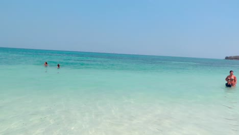 Touristen-Genießen-Und-Schwimmen-An-Einem-Türkisfarbenen,-Klaren-Und-Transparenten-Strand-Einer-Paradiesischen-Insel-In-Der-Nähe-Von-Cartagena-De-Indias,-Kolumbien