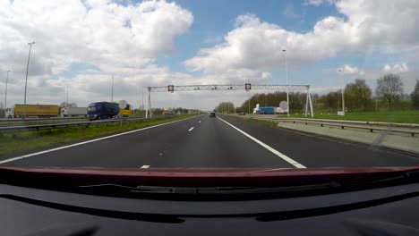 Vista-Desde-El-Tablero-De-Instrumentos-Conduciendo-Por-Una-Autopista-En-Alemania