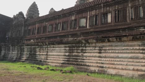 Außerhalb-Einer-Großen-Mauer-Um-Die-Haupttürme-Von-Angkor-Wat