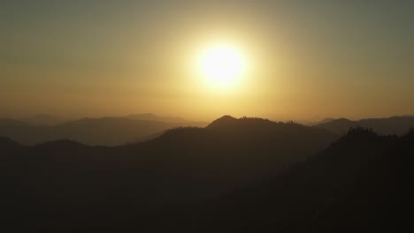 Filmische-Luftaufnahme-Der-Aussicht-Vom-Moro-Rock-Im-Kalifornischen-Sequoia-National-Forest-Bei-Sonnenuntergang