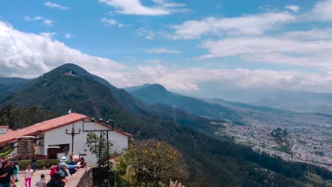Blick-Von-Der-Spitze-Der-Monserrate-Seilbahn-Auf-Die-Berge,-Die-Die-Stadt-Bogotá,-Kolumbien,-Umgeben
