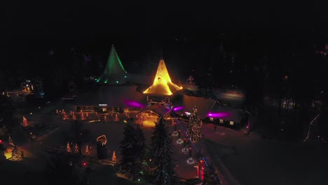Luftaufnahme-Rund-Um-Das-Weihnachtsmanndorf,-Nachts,-In-Rovaniemi,-Finnland---Umlaufbahn,-Drohnenaufnahme