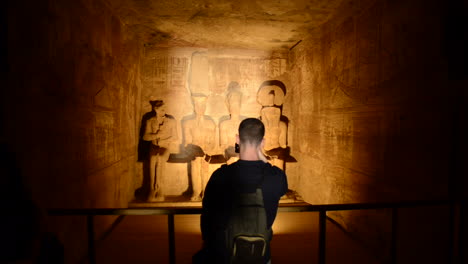 Tourist-Im-Ramses-II.-Tempel-In-Abu-Simbel,-Der-Statuen-Beobachtet