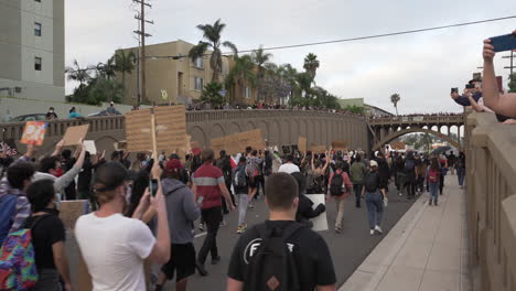 Cientos-De-Manifestantes-Sostienen-Carteles-Y-Cantan-Durante-Una-Protesta-De-Black-Lives-Matter-En-North-Park,-San-Diego,-California.