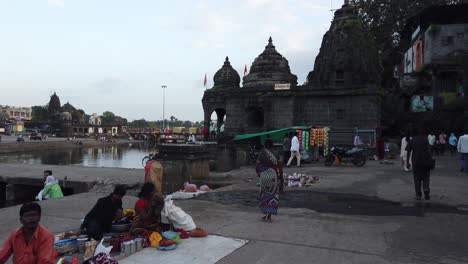 Einheimische-Verkaufen-Waren-Am-Ufer-Des-Flusses-Godavari-In-Der-Nähe-Des-Hinduistischen-Tempels-Nilkantheshwar-Mahadev-Mandir-In-Indien