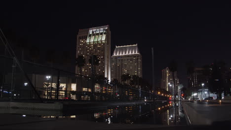 Zeitraffer-Der-Innenstadt-Von-San-Diego-Bei-Nacht-Mit-Spiegelung-Im-Wasser