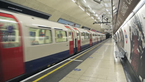 London-Underground-tube-train-in-Covid-19-Coronavirus-lockdown-pandemic-in-England,-UK-showing-Charing-Cross-Station-empty,-quiet-and-deserted-with-no-people-getting-on-or-off-at-the-platform