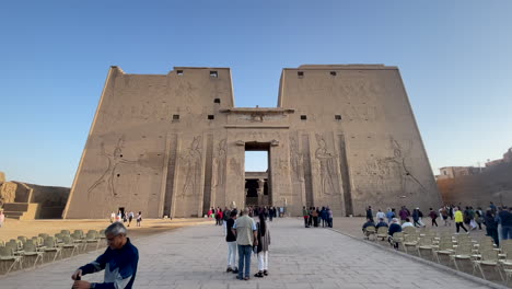 Exterior-Del-Templo-De-Horus-En-Edfu,-Antiguo-Egipto