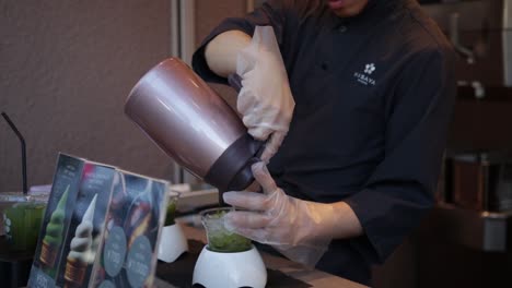 Barkeeper-Serviert-Einen-Grünen-Tee-In-Den-Straßen-Von-Kyoto,-Japan