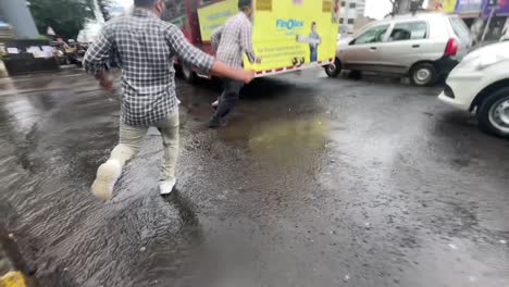 Gente-Corriendo-Entre-Autos-En-Las-Calles-De-Mumbai-Durante-La-Lluvia.