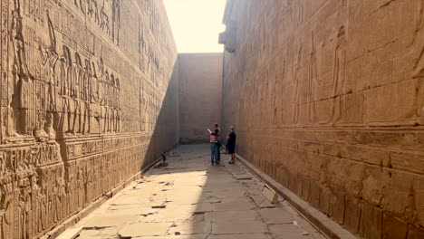Reiseführer-Zeigt-Auf-ägyptische-Hieroglyphen-Im-Horus-Tempel