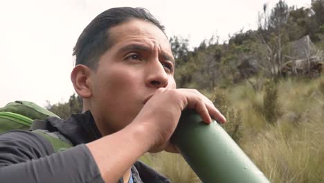 Ein-Mann-Trinkt-Während-Einer-Wanderung-In-Peru-Wasser-Aus-Einer-Wasserflasche,-Um-Sich-Mit-Flüssigkeit-Zu-Versorgen