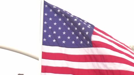 Patriotischer-Afroamerikanischer-Mann-Reitet-Mit-Einer-Riesigen,-Wunderschönen-Amerikanischen-Flagge-In-Arizona,-USA-–-Mittlere-Aufnahme