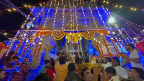 Devotos-Aplaudiendo-En-La-Entrada-Del-Hermoso-Templo-De-Shiva-Trimbakeshwar-En-Maharashtra,-India,-En-Una-Noche-Festiva