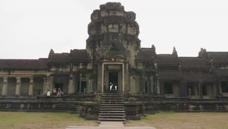 Avanzando-Hacia-Una-De-Las-Entradas-Al-Patio-De-Angkor-Wat