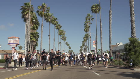 Dramatische-Frontaufnahme-Einer-Großen-Gruppe-Von-Demonstranten,-Die-In-San-Diego,-Kalifornien,-Für-Gerechtigkeit-Und-Gleichberechtigung-Marschieren
