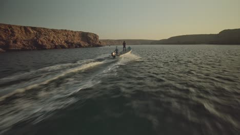 Fischer-Auf-Einem-Motorboot,-Das-Bei-Sonnenaufgang-Im-Oman-Aufs-Meer-Hinausfährt