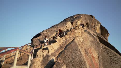 Tourists-taking-pictures-of-the-view-from-Moro-Rock-in-California's-Sequoia-National-Forest
