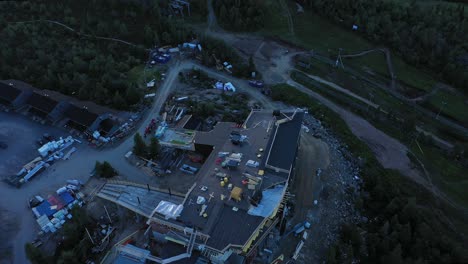 Aerial-view-of-new-construction-of-the-burnt-Hotel-Iso-Syöte,-in-Syote-national-park,-Finland---rising,-tilt-down,-drone-shot