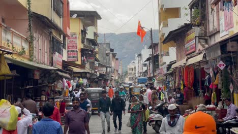 Los-Lugareños-Caminando-Por-La-Calle-Entre-Las-Tiendas-Del-Mercado-Durante-El-Festival-Maha-Shivratri-En-La-Ciudad-De-Trimbakeshwar,-India