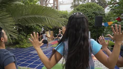 Gruppe-Von-Menschen-Posiert-Im-Garten-Des-Hauses,-Atmet-Und-Dehnt-Sich,-Lima,-Peru