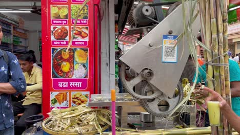 Indischer-Geschäftsmann-Verkauft-Frischen-Zuckerrohrsaft-Entlang-Der-Straße-In-Trimbak,-Indien