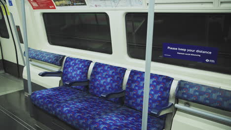 Leere-Sitze-Im-U-Bahn-Waggon-Der-Londoner-U-Bahn-In-Der-Covid-19-Coronavirus-Sperrpandemie-In-England,-Großbritannien,-Die-Keine-Menschen-Zeigt,-Ruhig-Und-Verlassen