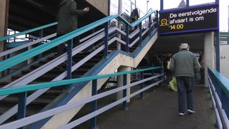 Escalera-Peatonal-En-La-Terminal-De-Pasajeros-Del-Ferry-En-La-Isla-Frisia-De-Texel,-Países-Bajos---Toma-Estática-Amplia