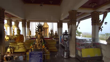 Traditioneller-Buddhistischer-Schrein-In-Der-Thailändischen-Landschaft,-Dolly-Out-Aufnahme